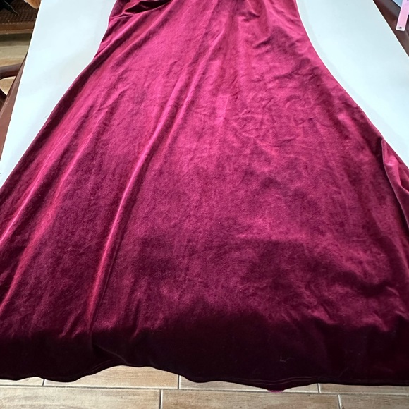 Revelry Dawson Velvet Dress in Burgundy Side Gathering and Built in Bra size 6 - Picture 7 of 8